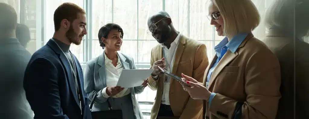 Empresários a fazer networking num evento profissional.